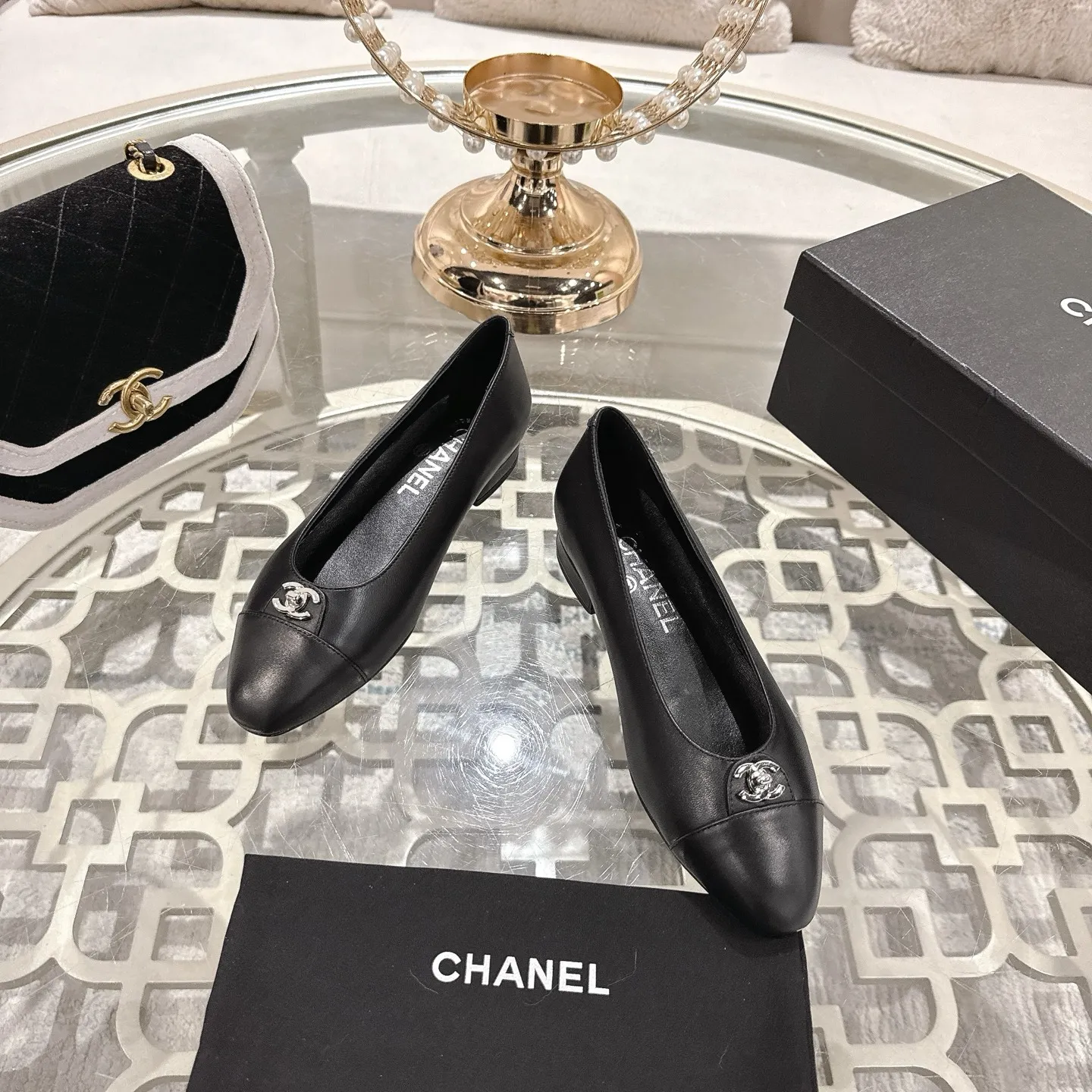 👟👟Ex-factory price 560👟👟Chanel 2025SS Spring and Summer New Double C Button Mary Jane🆕 Xiaoxiang𝐂Jia's beautiful Mary Jane shoes are so sweet that they are so beautiful that they are so beautiful. The round square toe design is cute and cute ~ metal/button logo. The appearance is super online. When you wear it, you will feel like a wealthy daughter. I thought it looks good. Only when I put it on my feet do I know how easy it is to wear ~ Upper: Customized lambskin Lining: Sheepskin Outsole: Genuine leather outsole imported from Italy Size: 35-42 (40.41.42 customization is non-refundable) Packaging: The latest gift box packaging at the counter
